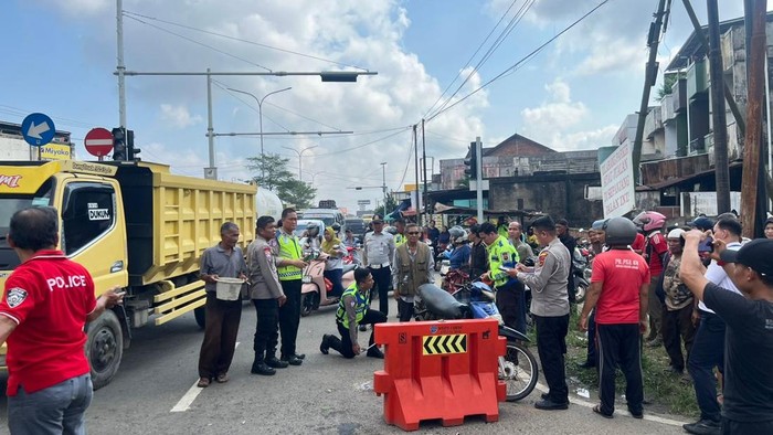 Polisi olah TKP korban kecelakaan truk di Jambi