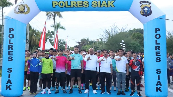 Polres Siak menggelar Fun Run 8 kilometer dalam rangka menyambut Riau Bhayangkara Run 2026, Minggu (16/5/2026).