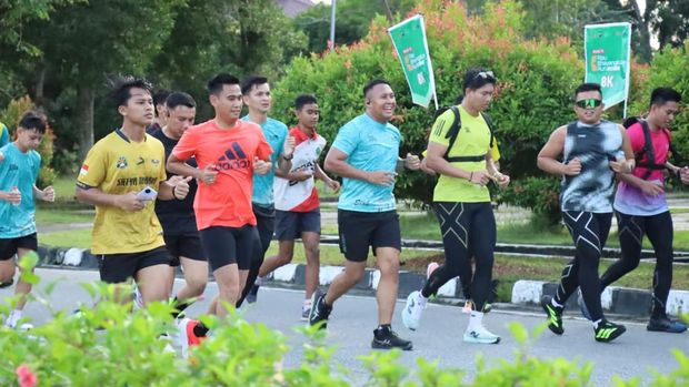 Polres Siak menggelar Fun Run 8 kilometer dalam rangka menyambut Riau Bhayangkara Run 2026, Minggu (16/5/2026).