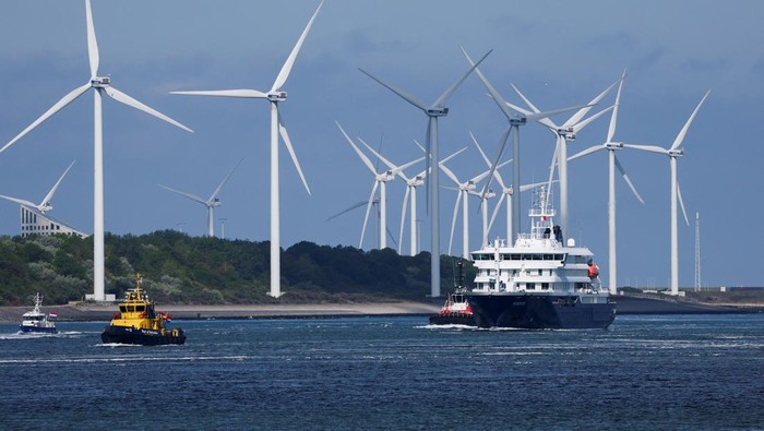 The cruise ship MV Hondius, which was affected by a hantavirus outbreak, arrives for disinfection at the Port of Rotterdam, Netherlands, May 18, 2026. REUTERS/Piroschka van de Wouw
