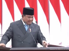 Gestur Prabowo Cari Kopi di Podium Curi Perhatian Sidang Paripurna DPR