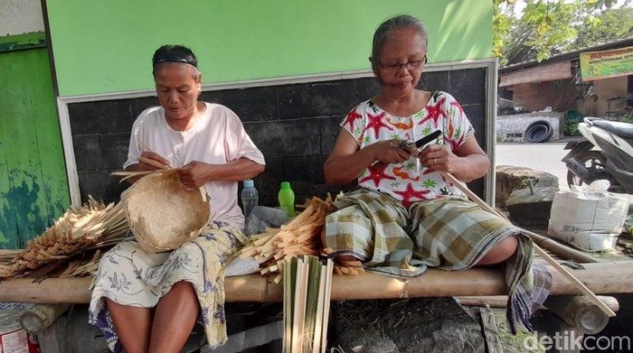 Perajin besek bambu di Kaliputih, Pendowoharjo, Sewon, Bantul kebanjiran pesanan jelang Hari Raya Iduladha. 