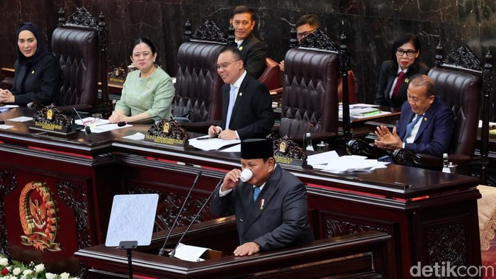 Presiden Prabowo meminum kopi saat rapat paripurna DPR RI, Jakarta, Rabu (20/5/2026).