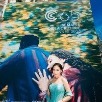 Penampilannya kembali memukau saat menghadiri world premiere short movie Holy Crowd by Next Step Studio Indonesia di Festival Film Cannes 2026. Kali ini ia memilih outfit bernuansa tosca. Foto: Instagram/@prillylatuconsina96