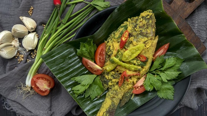 Ikan bumbu kuning adalah olahan ikan yang dimasak bersama bumbu dan rempah-rempah agar rasa bumbunya meresap ke dalam daging ikan yang sudah digoreng.