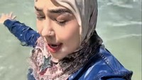 Abis ini rambutnya pasti dipirang, komentar akun etrs****. Udah dr gadis pas sekolah juga sdh pirang, jawab Ria Ricis. Ini serius op+tindik?, tanya netizen. Iya, jawab Ria Ricis. Eh emng ga blh ya tindikan?? kan fashion, tanya akun lainnya. Boleee, jawab Ria Ricis. Pearching ga sihh?, tanya akun egtr****. Yoyy, beber Ria Ricis. Foto: dok TikTok Ria Ricis