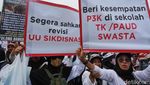 Ribuan Guru Swasta dan Madrasah Geruduk DPR