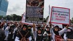 Ribuan Guru Swasta dan Madrasah Geruduk DPR