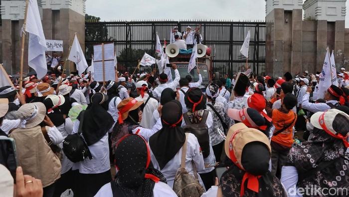 Ribuan guru swasta dan guru madrasah dari berbagai daerah menggelar aksi damai bertajuk Silaturahmi Akbar Guru Indonesia 2026 di depan Gedung DPR/MPR RI, Senayan, Jakarta, Rabu (20/5/2026).