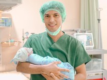 Momen Bahagia Rifky Alhabsyi Dikaruniai Anak Pertama Usai 9 Tahun Menanti