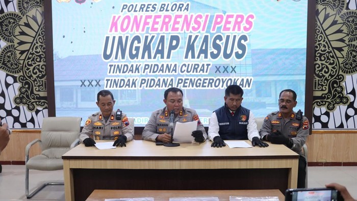Kapolres Blora AKBP Wawan Andi Susanto memberikan keterangan ungkap kasus curat di Mapolres Blora.