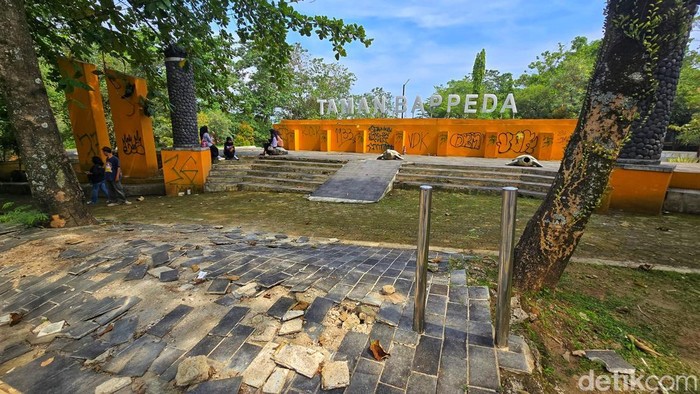 Rusak parah, penampakan kerusakan di sudut utama Taman Bappeda di Palabuhanratu