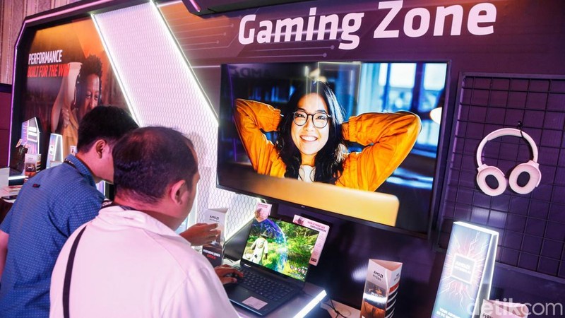 Pengunjung mencoba performa laptop bertenaga AMD Ryzen AI 400 Series di Jakarta, Rabu (20/5/2026). Generasi terbaru prosesor ini hadir dengan peningkatan kemampuan kecerdasan buatan (AI) untuk mendukung kebutuhan komputasi modern.