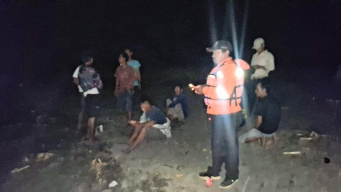 Tim SAR gabungan melakukan pencarian korban  yang hilang terseret ombak pantai Desa Entak, Kecamatan, Ambal, Kebumen, Rabu (20/5/2026) sore.