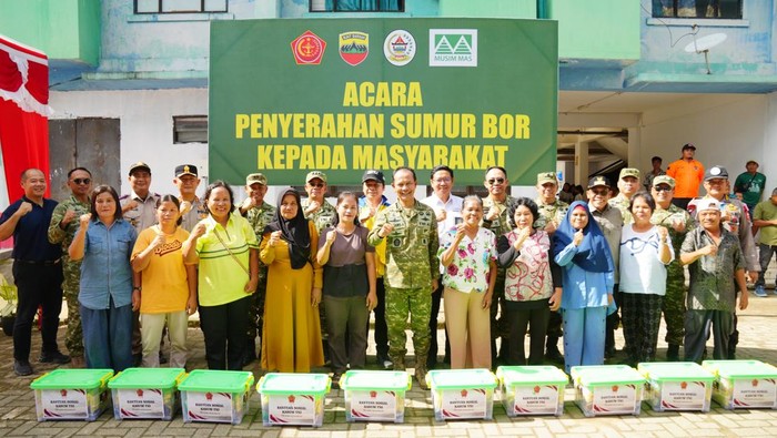Satgas PRR Pascabencana Alam mengunjungi Tapteng dan Tapsel di Provinsi Sumut untuk mengecek progres perbaikan infrastruktur hingga menyerahkan bantuan. (dok ist)