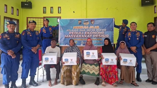 Satpolairud Polres Pelalawan menyentuh warga di pelosok dan memberikan bantuan sosial.