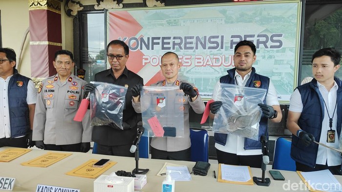 Sejumlah barang bukti yang ditemukan polisi dalam kasus pembunuhan DAD yang jasadnya dikubur di Darmasaba, Badung.