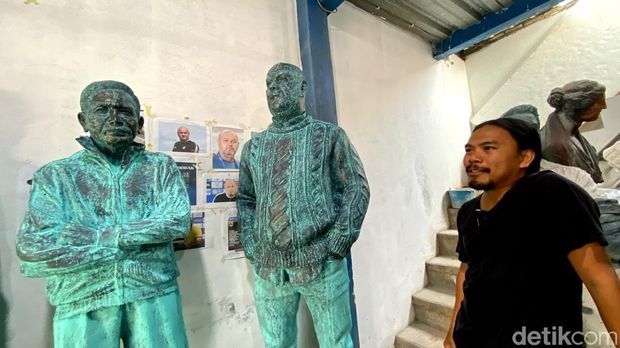 Seniman Bandung membuat patung pelatih Persib Bandung Seniman Bandung membuat patung pelatih Persib Bandung