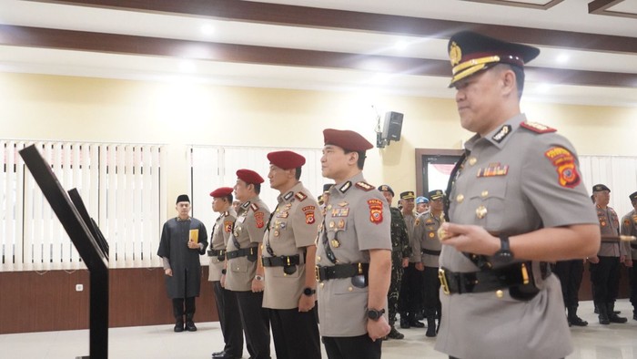 Serah terima jabatan Kapolrestabes Bandung ini dipimpin langsung Kapolda Jawa Barat Irjen Pol Rudi Setiawan di Mako Brimob, Cikeruh, Kabupaten Sumedang, Rabu (20/5/2026).