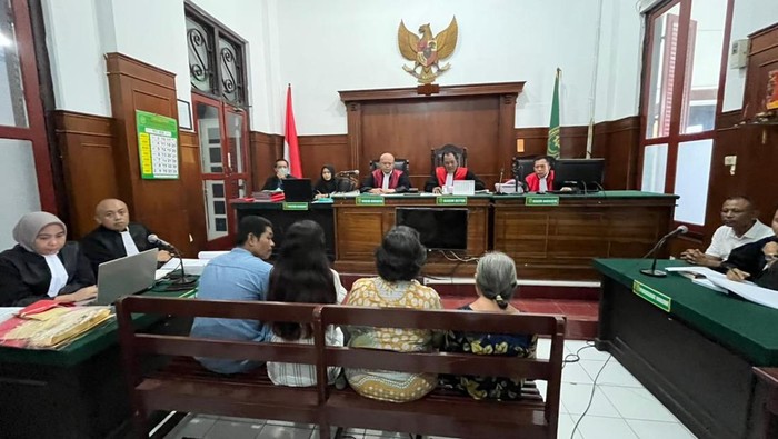 Sidang kasus pembongakaran dan pengusiran Nenek Elina di PN Surabaya