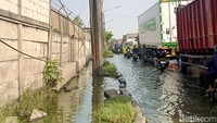 Aktivitas di kawasan Osowilangun perlahan kembali normal setelah genangan rob. Meski begitu saat ini arus lalu lintas masih padat.