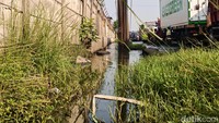 Saluran air dipinggir Jalan Osowilangun masih telihat tergenang. Hal ini dampak rob belum sepenuhnya hilang dari kawasan pesisir utara Surabaya.