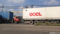 Kemacetan di Jalan Osowilangun yang menuju arah Gresik terlihat padat. Kendaraan berjalan dengan melambat.