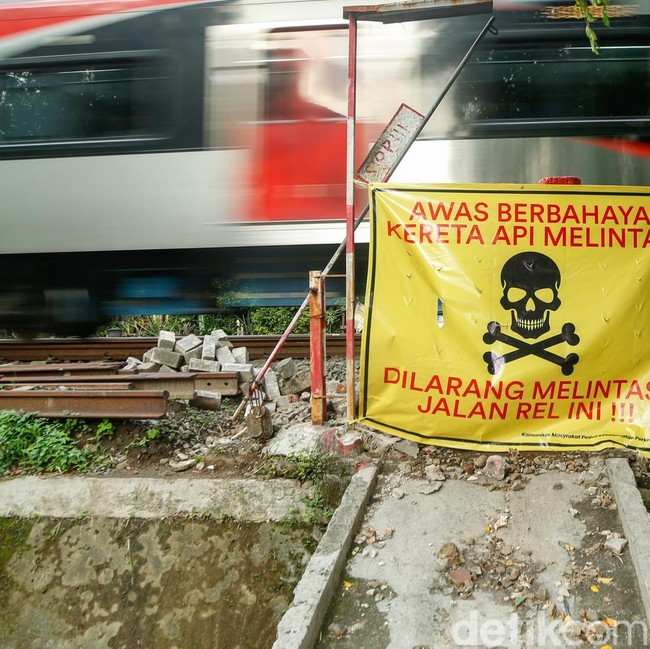 Spanduk Bahaya Terpasang di Perlintasan KA Liar di Tebet