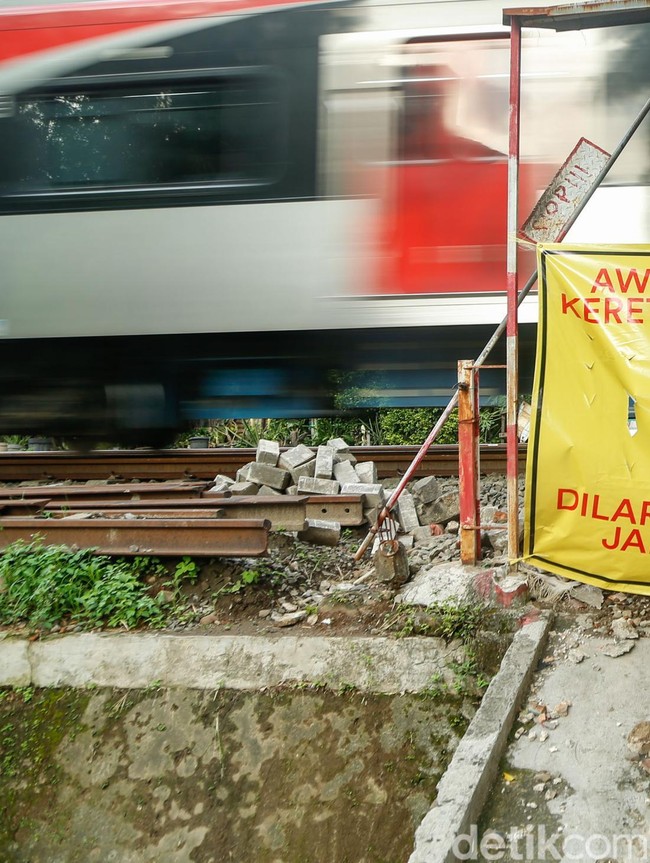Spanduk Bahaya Terpasang di Perlintasan KA Liar di Tebet