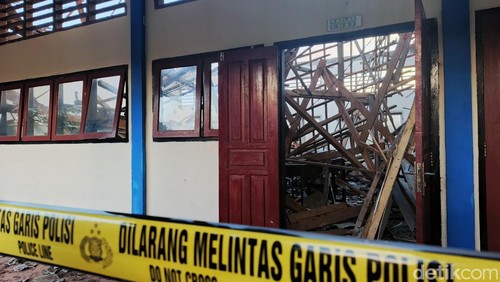 Suasana atap ruang kelas SMAN 7 Mataram tiba-tiba ambruk, Selasa siang (19/5/2026). (Foto: Ahmad Viqi/detikBali).