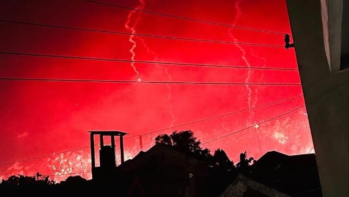 Penampakan langit di atas Flyover Jombor, Sleman, memerah jadi viral di media sosial, Rabu (20/5/2026) dini hari.