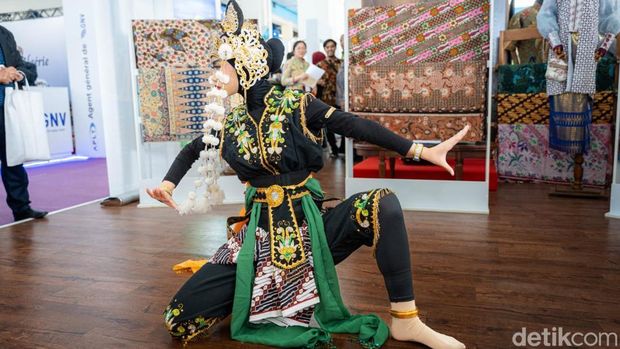 Tarian Indonesia di Booth KBRI Alger
