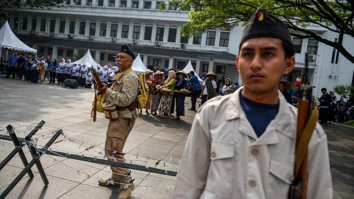 Pegawai Badan Kesatuan Bangsa dan Politik (Bakesbangpol) Kota Bandung merobek bendera Belanda saat menggelar aksi teatrikal di Balai Kota, Bandung, Jawa Barat, Rabu (20/5/2026). Aksi teatrikal yang menceritakan tentang lahirnya kesadaran bangsa Indonesia untuk bersatu, bangkit, dan berjuang bersama melawan penjajahan itu digelar dalam rangka memperingati Hari Kebangkitan Nasional. ANTARA FOTO/Raisan Al Farisi/kye