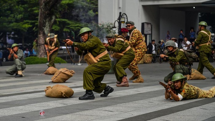 Pegawai Badan Kesatuan Bangsa dan Politik (Bakesbangpol) Kota Bandung merobek bendera Belanda saat menggelar aksi teatrikal di Balai Kota, Bandung, Jawa Barat, Rabu (20/5/2026). Aksi teatrikal yang menceritakan tentang lahirnya kesadaran bangsa Indonesia untuk bersatu, bangkit, dan berjuang bersama melawan penjajahan itu digelar dalam rangka memperingati Hari Kebangkitan Nasional. ANTARA FOTO/Raisan Al Farisi/kye