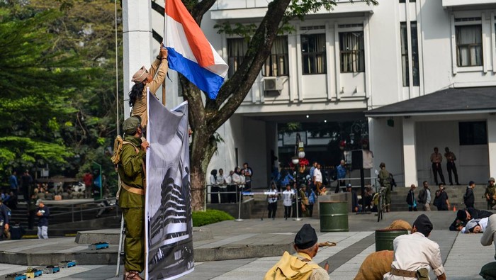 Pegawai Badan Kesatuan Bangsa dan Politik (Bakesbangpol) Kota Bandung merobek bendera Belanda saat menggelar aksi teatrikal di Balai Kota, Bandung, Jawa Barat, Rabu (20/5/2026). Aksi teatrikal yang menceritakan tentang lahirnya kesadaran bangsa Indonesia untuk bersatu, bangkit, dan berjuang bersama melawan penjajahan itu digelar dalam rangka memperingati Hari Kebangkitan Nasional. ANTARA FOTO/Raisan Al Farisi/kye