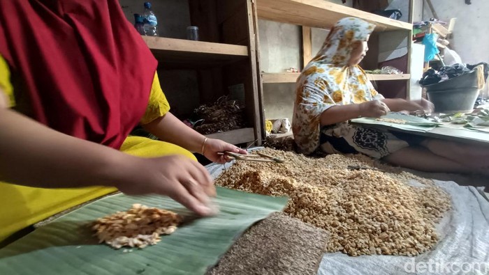 Perajin tempe berbahan kedelai impor membuat tempe mendoan di Desa Pliken, Kecamatan Kembaran, Kabupaten Banyumas, Rabu (20/5/2026).