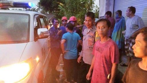 Korban yang terseret arus di selokan di Kelurahan Rakam, Kecamatan Selong, Lombok Timur, NTB ketika hendak dibawa ke rumah sakit, Selasa (19/5/2026). foto (Dok. Polsek Selong)