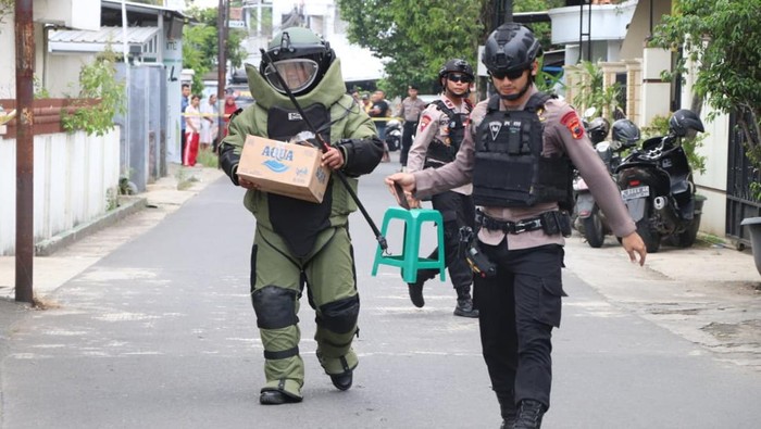 Tim Jibom tiba di lokasi dan langsung melakukan sterilisasi di area rumah maupun lingkungan sekitar Desa Ploso Kecamatan Jati, Rabu (20/5/2026).