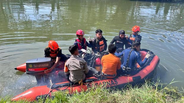 Tim SAR gabungan menemukan korban tenggelam di kanal Pampang Makassar. Tim SAR gabungan menemukan korban tenggelam di kanal Pampang Makassar.