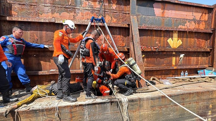 Tim SAR melakukan evakuasi korban diduga keracunan saat perbaiki tongkang di Jambi