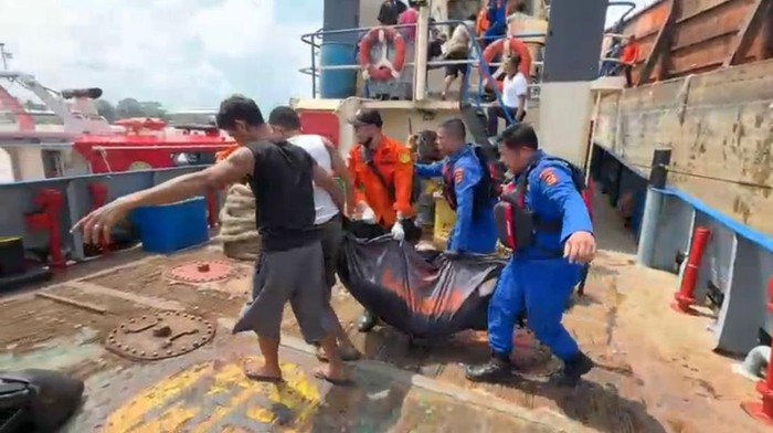 Tim SAR saat mengevakuasi jenazah pekerja tongkang di Jambi