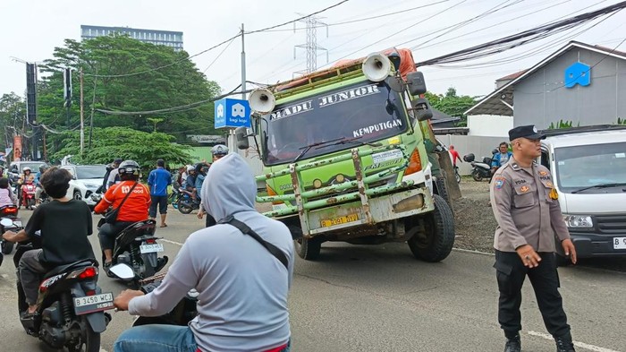 Truk kejeblos saluran air menyebabkan lalu lintas di Ciputat macet, Rabu (20/5/2026) siang ini.