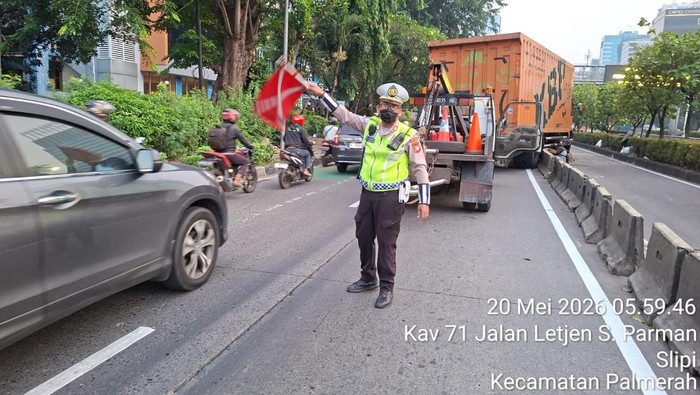 Truk Tabrak Separator Busway di Jl S Parman Jakbar