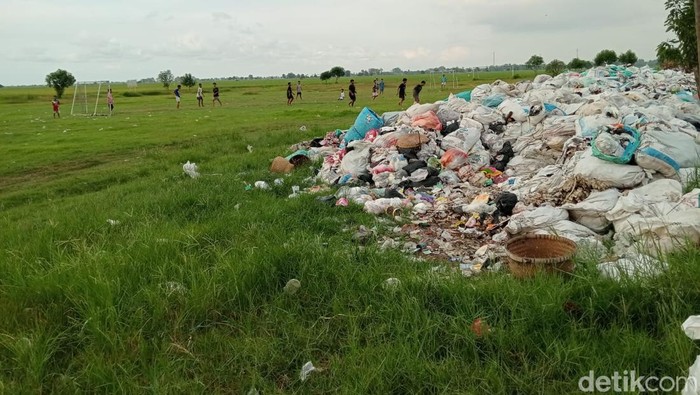 Tumpukan sampah di lapangan sepakbola di Desa Prajawinangun Wetan