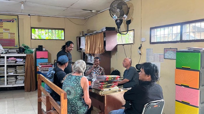 Turis asing yang motornya digadaikan pemandu wisata melapor ke Polsek. (Foto: dok. Polres Langkat)