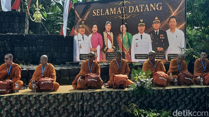 Upacara pelepasan perjalanan thudong dari Candi Sima, Jepara, Rabu (20/5/2026).