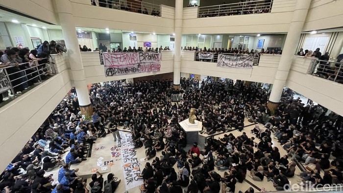Aski mahasiswa UPN Veteran Yogyakarta menuntut kampus mengusut tuntas kejadian kekerasan seksual di kampus, Rabu (20/5/2026).
