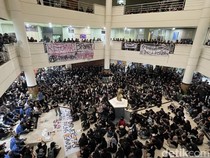 Mahasiswa UPN Jogja Geruduk Rektorat Desak Kasus Kekerasan Seksual Diusut Tuntas