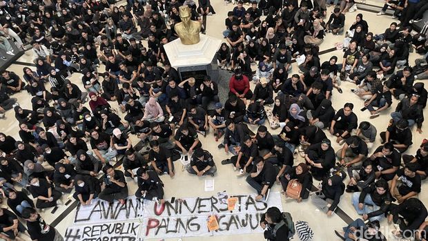 Aski mahasiswa UPN 'Veteran' Yogyakarta menuntut kampus mengusut tuntas kejadian kekerasan seksual di kampus, Rabu (20/5/2026).