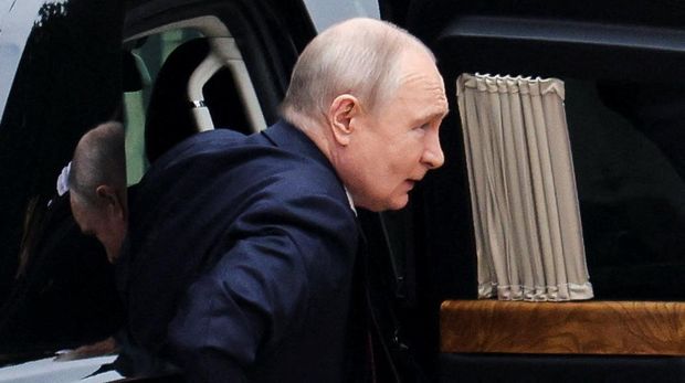 Vladimir Putin Disambut Hangat di Beijing, Bertemu Xi Jinping Vladimir Putin melakukan kunjungan resmi ke China dan disambut langsung oleh Xi Jinping dalam upacara kenegaraan di Balai Besar Rakyat, Beijing, Rabu (20/5/2026). Pertemuan kedua pemimpin tersebut menjadi sorotan dunia di tengah dinamika geopolitik dan hubungan strategis yang terus berkembang antara Rusia dan Tiongkok. REUTERS/Maxim Shemetov